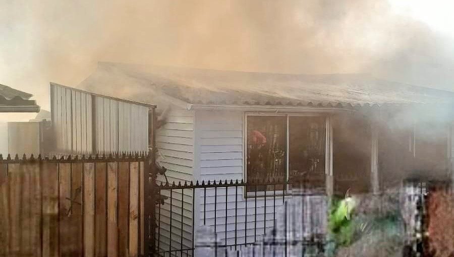 Una mujer fallecida y una menor de edad con lesiones de gravedad dejó incendio que afectó a una vivienda en San Antonio