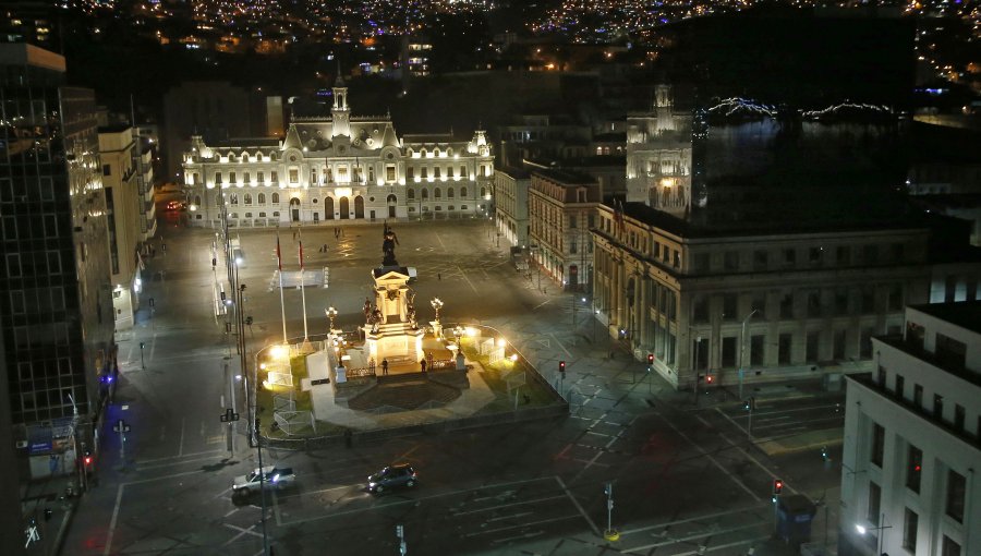 En suspenso se mantiene criticada fiesta de tres días en plaza Sotomayor de Valparaíso por falta de informe clave de Carabineros