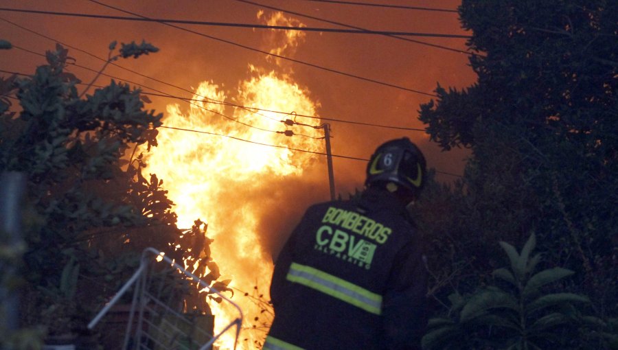 Más de 400 Bomberos se encuentran trabajando para controlar el incendio forestal en Viña del Mar