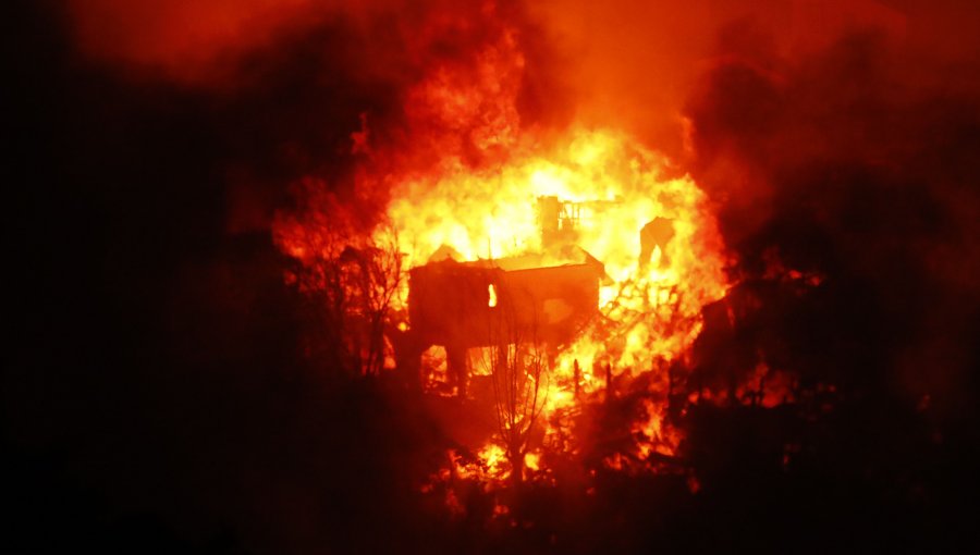 Bomberos cifra en 200 las casas consumidas por incendio en Viña y pide a personas que no asistan a la emergencia: "No es un show"