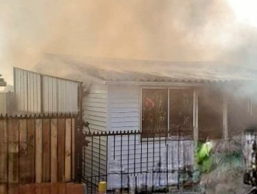 Una mujer fallecida y una menor de edad con lesiones de gravedad dejó incendio que afectó a una vivienda en San Antonio