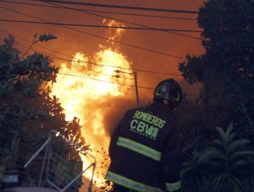 Más de 400 Bomberos se encuentran trabajando para controlar el incendio forestal en Viña del Mar