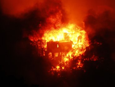 Bomberos cifra en 200 las casas consumidas por incendio en Viña y pide a personas que no asistan a la emergencia: "No es un show"