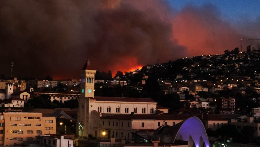 Las impactantes fotografías que deja el incendio que afecta a la parte alta de Viña del Mar