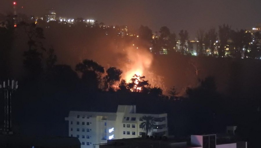 Dependencias de la Quinta Vergara en peligro por incendio en Viña del Mar: Carabineros combate el fuego con carro lanzaagua