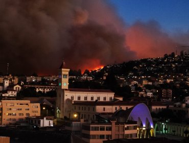 Las impactantes fotografías que deja el incendio que afecta a la parte alta de Viña del Mar