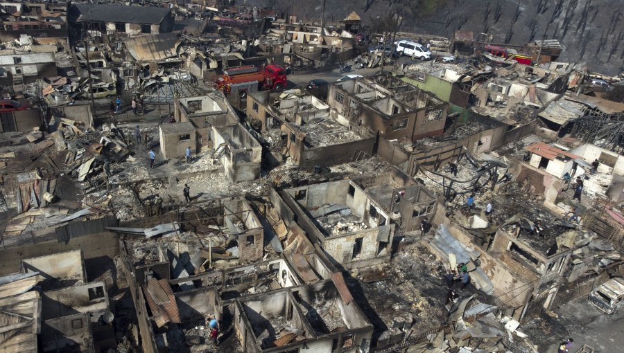 Ministro de Desarrollo Social afirma que preliminarmente "se habla de entre 270 a 350 viviendas siniestradas" por incendio en Viña