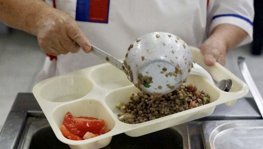 Junaeb entregará 300 raciones diarias de alimentación a personas albergadas en el liceo Guillermo Rivera de Viña del Mar