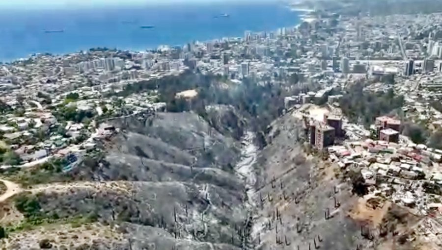 Registro aéreo da cuenta de la magnitud del megaincendio en la parte alta de Viña del Mar