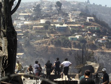 Ministro de Obras Públicas asegura que incendio en Viña "ha sido contenido" y que "por el momento no se estaría expandiendo"