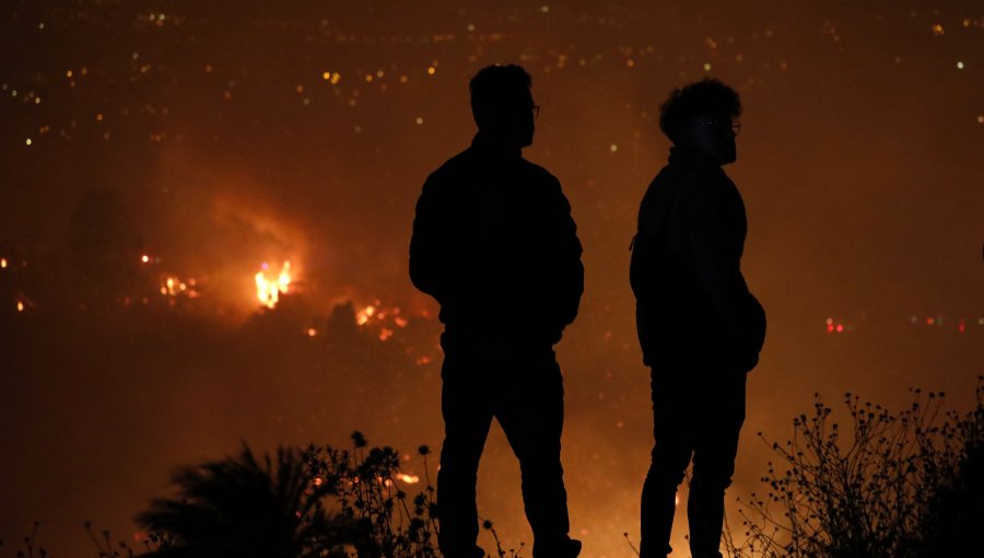 Dos personas fallecidas y más de 500 viviendas quemadas ha dejado el megaincendio en la parte alta de Viña del Mar