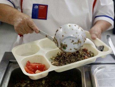 Junaeb entregará 300 raciones diarias de alimentación a personas albergadas en el liceo Guillermo Rivera de Viña del Mar