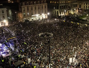 «Valparaíso abraza a Viña»: Fiesta de tres días en plaza Sotomayor da importante giro debido a megaincendio en la vecina comuna