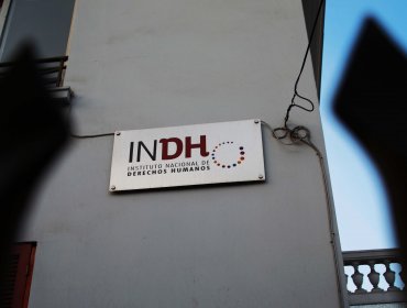 INDH se querella contra gendarmes por interno con dedo cercenado en Colina II: los acusan de presionar a terceros para efectuar la agresión