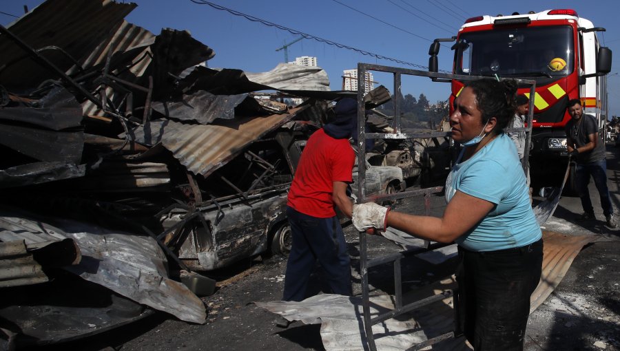 Bomberos afirma que incendio en Viña del Mar está "parcialmente controlado" y centra su esfuerzo en apagar puntos calientes