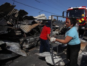 Bomberos afirma que incendio en Viña del Mar está "parcialmente controlado" y centra su esfuerzo en apagar puntos calientes