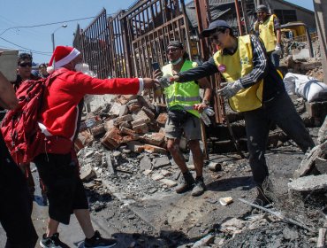 Con regalos y donaciones "Viejitos Pascueros" visitaron a los afectados por incendio en Viña del Mar