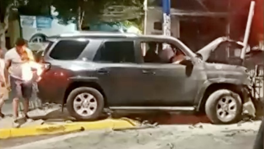 Familia venezolana chocó su automóvil contra un semáforo tras escapar de una encerrona en Providencia