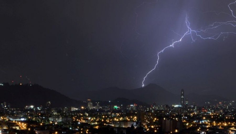 Declaran Alerta Temprana Preventiva para 10 comunas de la región Metropolitana por posibles tormentas eléctricas y precipitaciones