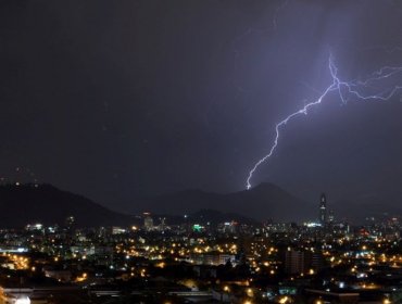 Declaran Alerta Temprana Preventiva para 10 comunas de la región Metropolitana por posibles tormentas eléctricas y precipitaciones