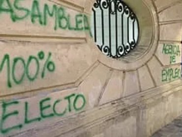 Ciclistas vandalizaron sede central del Partido Radical en Santiago: manifestaron su rechazo al «Acuerdo por Chile»