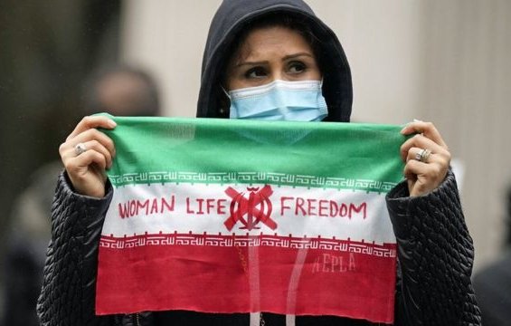 500 manifestantes, incluidos 69 menores, han muerto en más de 100 días de protestas en Irán