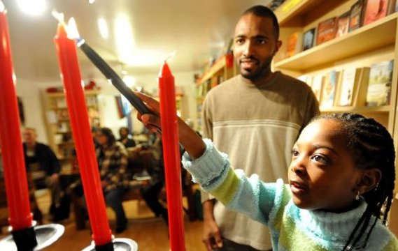 Qué es la Kwanzaa, la fiesta de la comunidad negra en EE.UU. que surgió tras disturbios que dejaron 34 muertos
