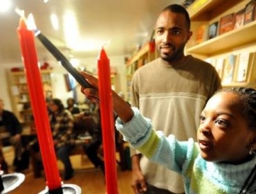 Qué es la Kwanzaa, la fiesta de la comunidad negra en EE.UU. que surgió tras disturbios que dejaron 34 muertos