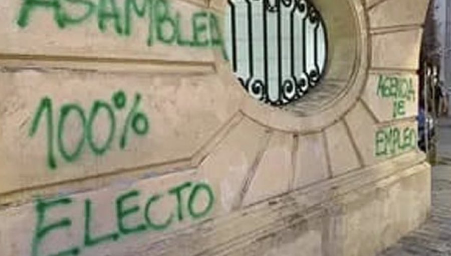 Ciclistas vandalizaron sede central del Partido Radical en Santiago: manifestaron su rechazo al «Acuerdo por Chile»