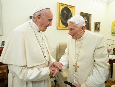 Papa Francisco pide a fieles católicos rezar por Benedicto XVI: "Piensen en él, está muy enfermo"