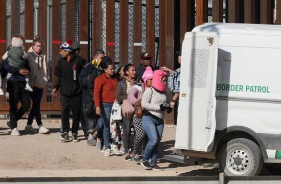 Corte Suprema de Estados Unidos mantiene vigente la política fronteriza de la era Trump que permite expulsar a migrantes