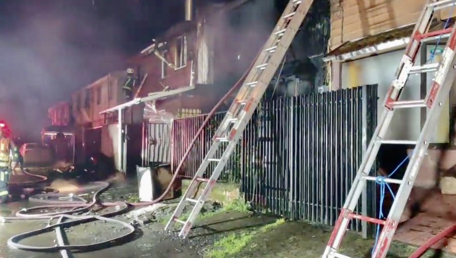 Incendio estructural, con ayuda del viento, consumió tres viviendas en Puerto Montt