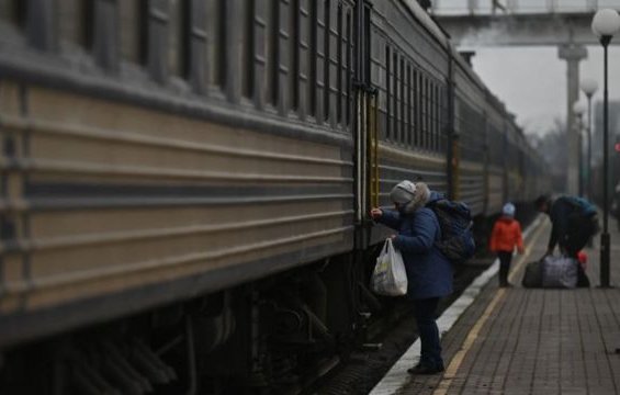 Intensos ataques rusos sobre Jersón obligan a sus habitantes a huir de la ciudad semanas después de ser liberada por Ucrania
