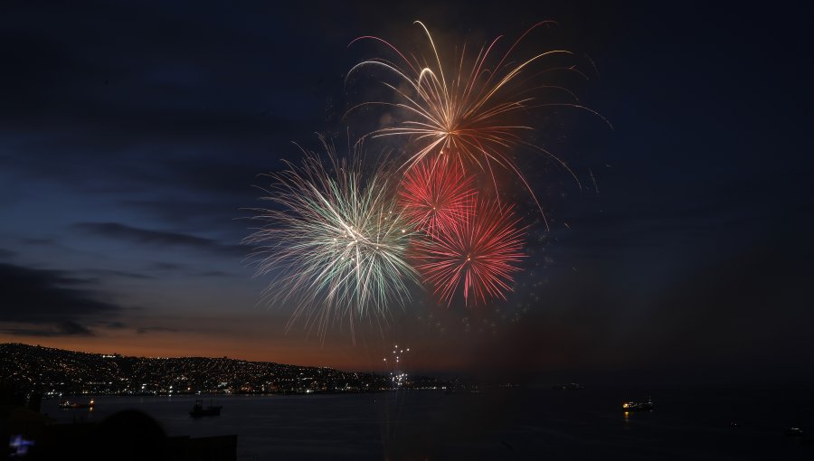 Fuegos artificiales de Año Nuevo en Valparaíso y Viña del Mar siguen en duda: confirmación de espectáculos sería este jueves