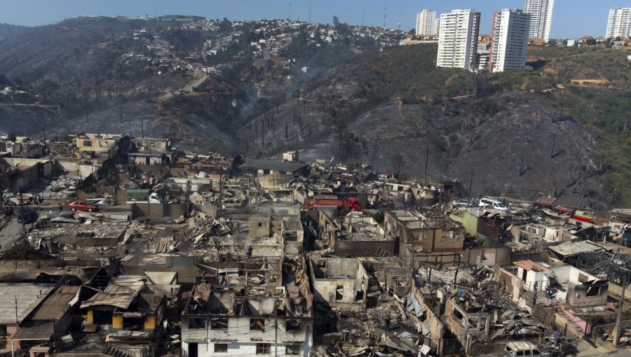 Fiscalía comunicó al Gobernador de Valparaíso los avances de investigaciones por incendios forestales en Viña del Mar y Santo Domingo