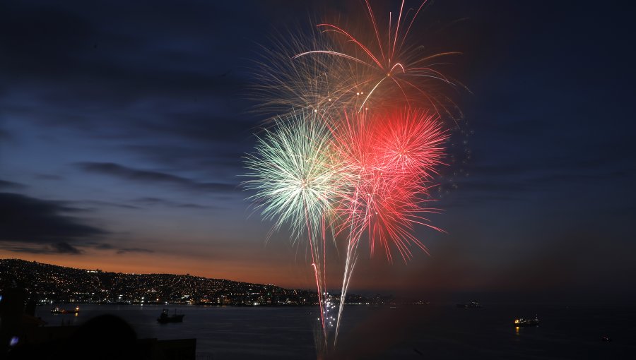 "No cumplen con las condiciones de seguridad": Los motivos que llevaron a no autorizar uso de fuegos artificiales en Valparaíso y Viña del Mar