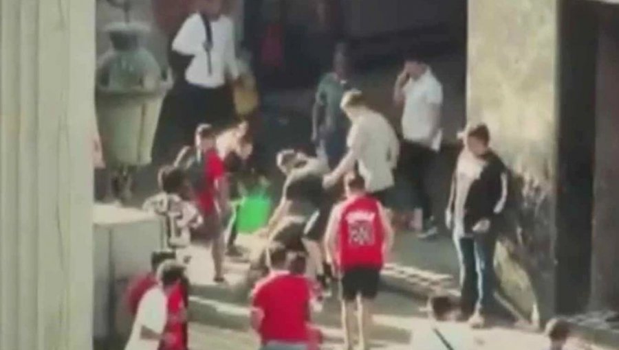 Detienen a adolescente de 14 años acusada de agredir y apuñalar a guía turístico en Santiago