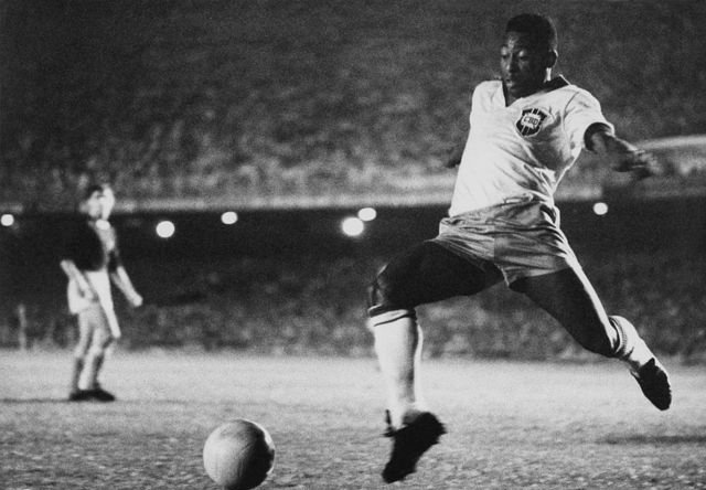 El insólito partido en el que Pelé fue expulsado, pero el público obligó a que volviera a la cancha y que sacaran al árbitro