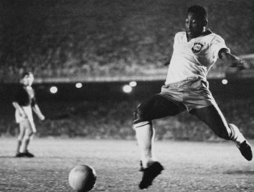 El insólito partido en el que Pelé fue expulsado, pero el público obligó a que volviera a la cancha y que sacaran al árbitro