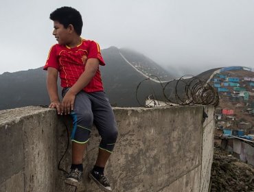 Justicia peruana ordena derribar el polémico muro que desde hace más de 40 años separa a ricos y pobres en Lima