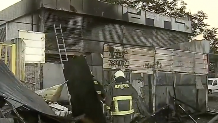 Incendio afectó a una bodega del barrio Franklin en la comuna de Santiago