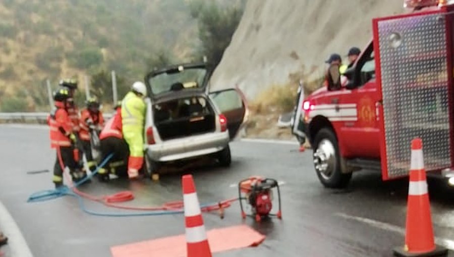 Jornada de intensa llovizna deja al menos dos accidentes en la ruta Las Palmas de Viña del Mar: choque contra barrera y auto volcado