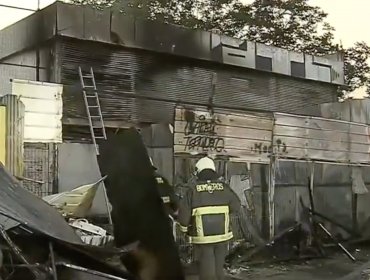 Incendio afectó a una bodega del barrio Franklin en la comuna de Santiago