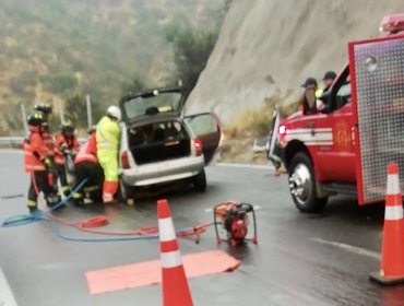 Jornada de intensa llovizna deja al menos dos accidentes en la ruta Las Palmas de Viña del Mar: choque contra barrera y auto volcado