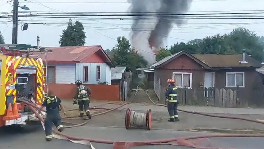 Cinco personas resultaron damnificadas tras incendio en una vivienda de Osorno: siniestro dejó un lesionado