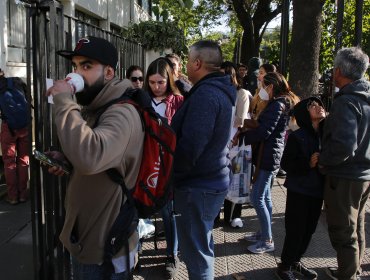 Apoderados hasta acamparon para lograr matricular a sus hijos en colegios a lo largo del país