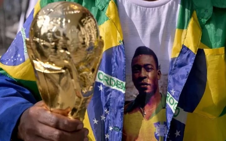 Las emotivas imágenes de la multitudinaria despedida de Pelé en la ciudad que lo vio triunfar