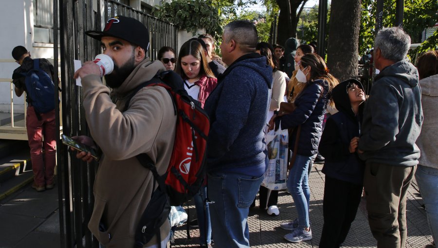 Apoderados hasta acamparon para lograr matricular a sus hijos en colegios a lo largo del país