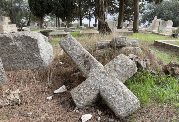 Indignación en la Iglesia Anglicana y Reino Unido por tumbas vandalizadas en un cementerio cristiano en Israel