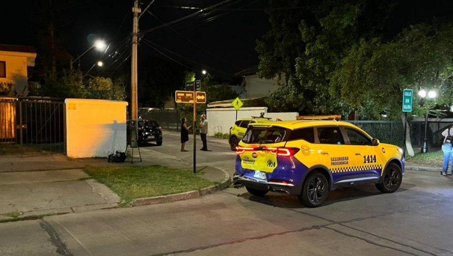 Familia sufrió violento asalto en su domicilio en Providencia: delincuentes huyeron disparando a guardias municipales